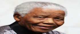 Critiche le condizioni di salute di Mandela : tenuto in vita artificialmente Critiche le condizioni di salute di Mandela : tenuto in vita artificialmente