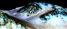 NASA conferma : l'acqua fluisce sulla superficie di Marte NASA conferma : l'acqua fluisce sulla superficie di Marte