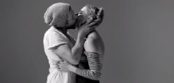 The First Kiss: Il primo bacio tra 20 estranei conquista il web The First Kiss: Il primo bacio tra 20 estranei conquista il web
