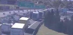 Incidente A1: camion finisce nella carreggiata opposta