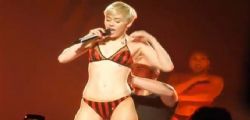 Miley Cyrus sexy in lingerie sul palco di Milwauke Miley Cyrus sexy in lingerie sul palco di Milwauke