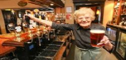 Dolly Saville ha 100 anni ed è la cameriera più anziana del mondo Dolly Saville ha 100 anni ed è la cameriera più anziana del mondo