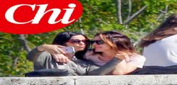 Claudia Gerini tenerissima con Alessia Barela sul lungo Tevere a Roma