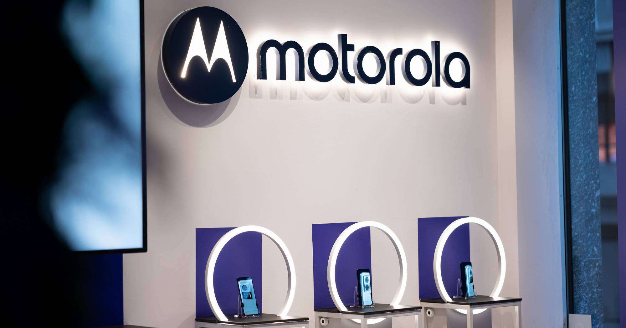 Milano Fashion Week 2022: Motorola celebra il connubio tecnologia e moda al Very Peri Party