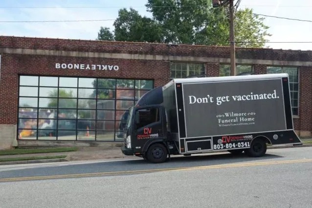 La pubblicità provocatoria sul camion delle onoranze funebri: “Non Vaccinatevi”