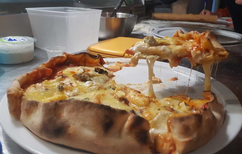 La pizza con 254 tipi di formaggi vince il Guinnes dei primati. Video