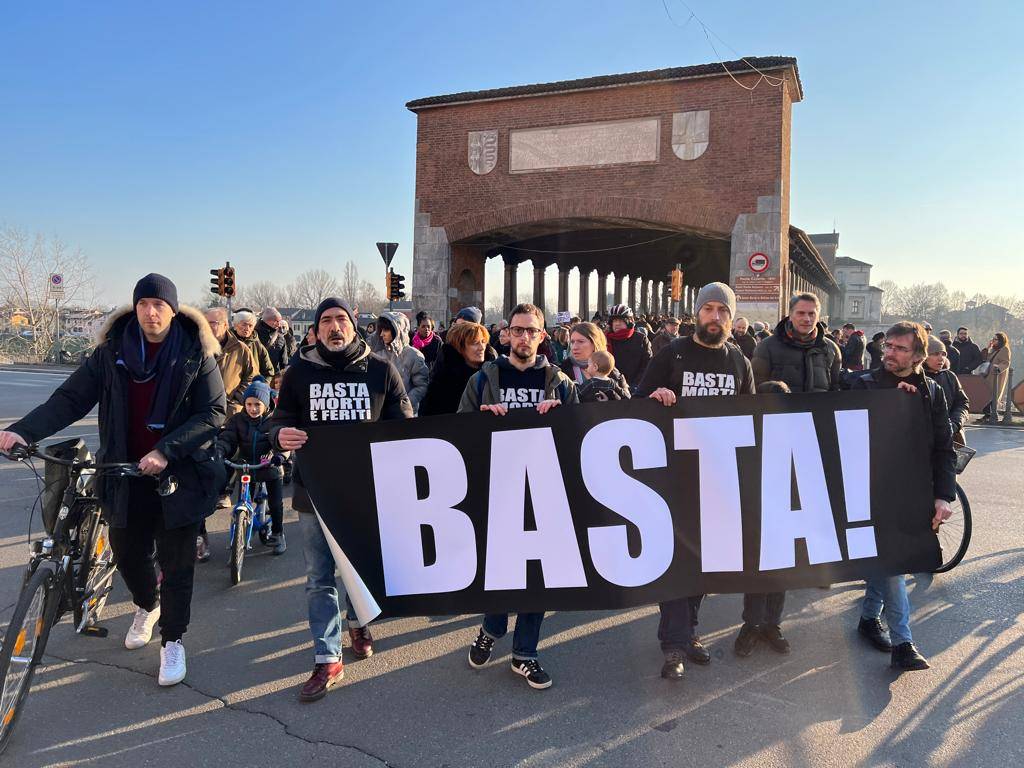 Insegnante investito e ucciso in bici: mille persone in corteo per ricordarlo