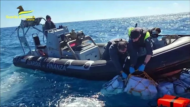 Sicilia: galleggiano nel Mediterraneo due tonnellate di cocaina
