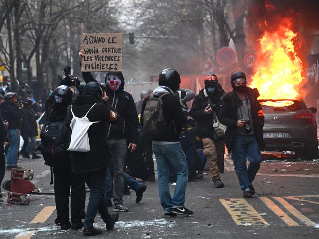 22 fermi a manifestazione Parigi