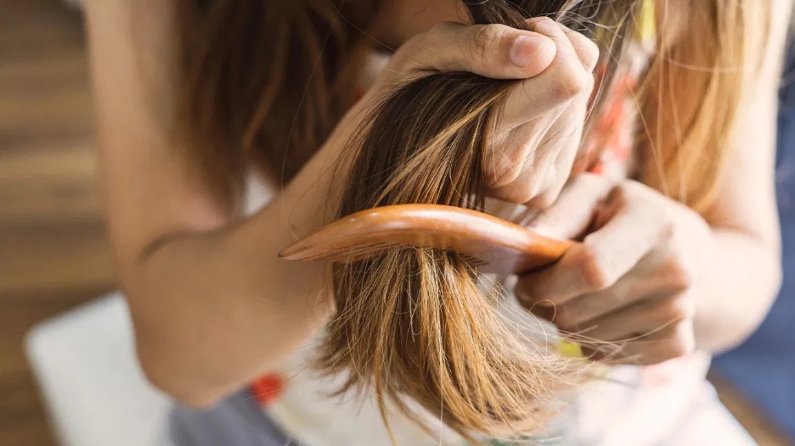 Capelli Secchi e Sfibrati, Cause e Rimedi Naturali