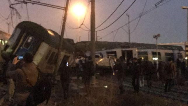 Treno deragliato alle porte di Milano, almeno due morti e cinque feriti Treno deragliato alle porte di Milano, almeno due morti e cinque feriti