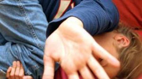 Orrore nel retrobottega! L'orco 71enne palpeggia una bimba di 9 anni