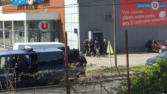 Supermercato Francia/ Ucciso l'assalitore Redouane Lakdim : Almeno due morti e diversi feriti Supermercato Francia/ Ucciso l'assalitore Redouane Lakdim : Almeno due morti e diversi feriti