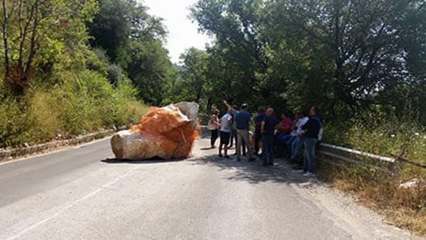 Salerno: Lo chiamano il meteorite del Cilento. Ma è un masso che blocca la strada da un anno Salerno: Lo chiamano il meteorite del Cilento. Ma è un masso che blocca la strada da un anno