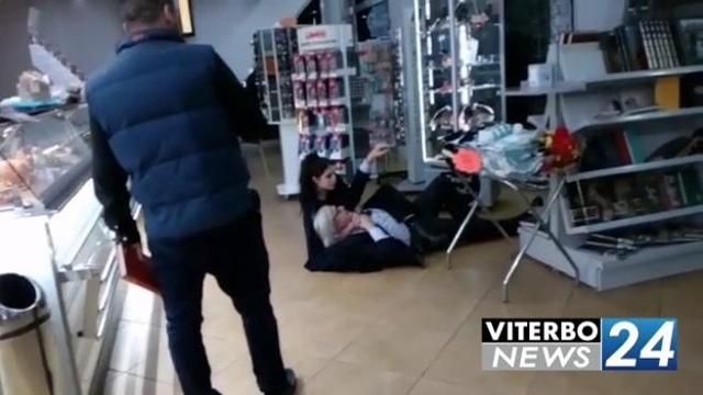 Ubriaco? Falso. Sono astemio! Vittorio Sgarbi crolla in autogrill e si rotola per terra