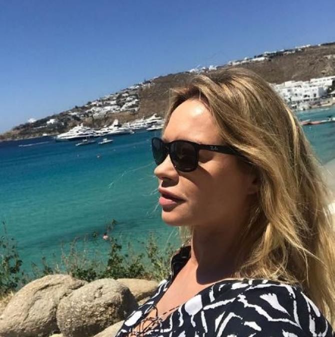 E' uscito un belfie! Anna Falchi mostra senza volere il lato b