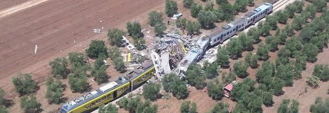 Scontro treni Puglia : i documenti manomessi, ad Andria i funerali Scontro treni Puglia : i documenti manomessi, ad Andria i funerali