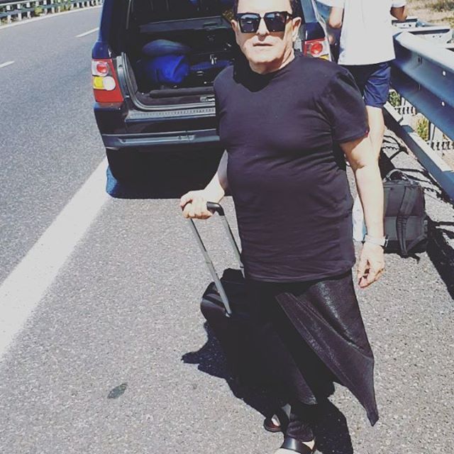 Fa l’autostop ma nessuno si ferma! Cristiano Malgioglio bloccato in autostrada