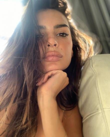 Praticamente nuda! Emily Ratajkowski infiamma Miami con un costume mozzafiato