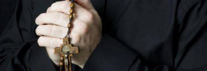 Abusi su bimba 10 anni, arrestato don Michele Mottola