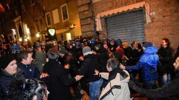 Oggi a Macerata manifestazione contro fascismo e razzismo Oggi a Macerata manifestazione contro fascismo e razzismo