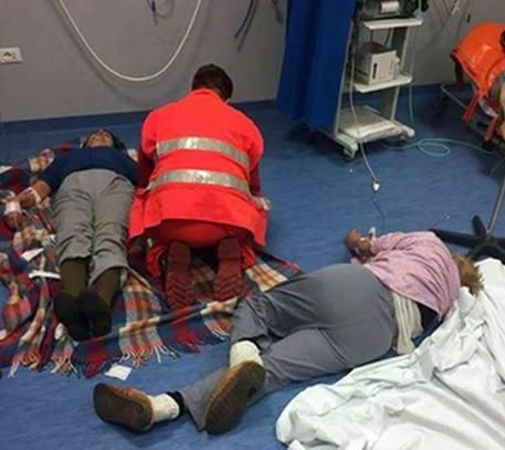 All'ospedale di Nola malati curati a terra : I medici sono eroi, lavorano senza mezzi All'ospedale di Nola malati curati a terra : I medici sono eroi, lavorano senza mezzi