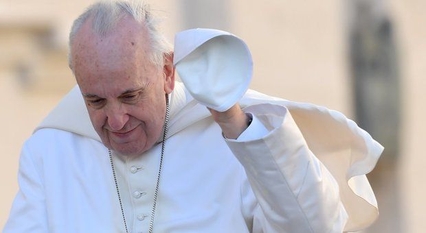 Papa Francesco è caduto : Inciampato mentre tornava a Santa Marta Papa Francesco è caduto : Inciampato mentre tornava a Santa Marta