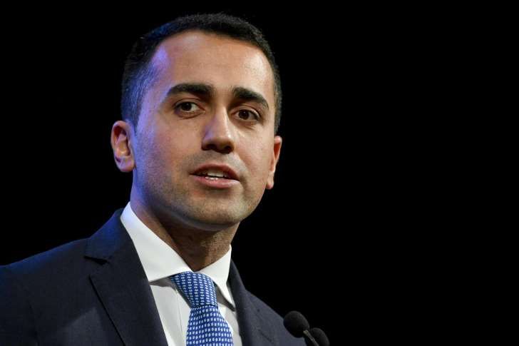 Luigi Di Maio contro Berlusconi : tuoi bonifici a Mafia Luigi Di Maio contro Berlusconi : tuoi bonifici a Mafia