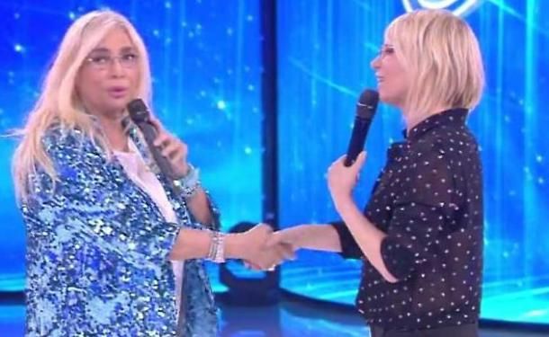 Mara Venier ricicla l'abito usato ad Amici? Ecco cosa notano i telespettatori