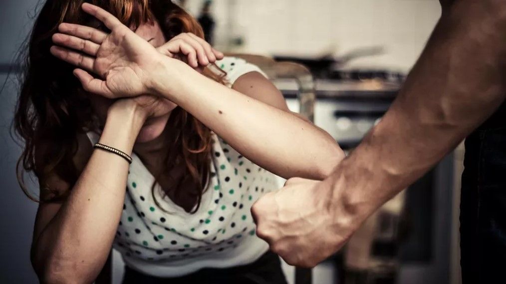 Ora basta! 12enne salva la madre da botte e violenze