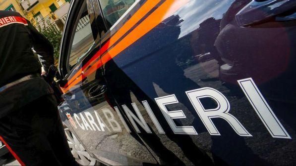 Lo lascia senza acqua né cibo! Incatenato dal padre per punizione