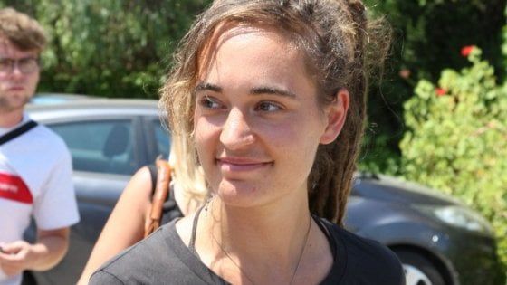Viziata comunista tedesca! Carola Rackete torna in Germania, ancora insulti da Salvini