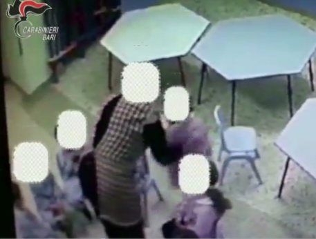 Maltrattamenti bimbi : arrestate 4 maestre a Bari Maltrattamenti bimbi : arrestate 4 maestre a Bari