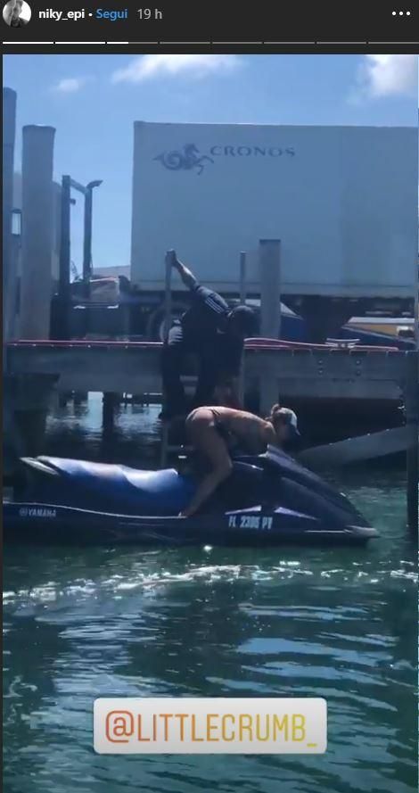 Elisabetta Canalis alle Bahamas sfreccia sulle moto d’acqua