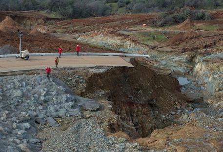 Diga Stati Uniti : tolto l'ordine di evacuazione Diga Stati Uniti : tolto l'ordine di evacuazione