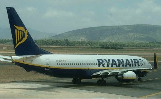 Barcellona, panico a bordo di un aereo della Ryanair : Cellulare prende fuoco, passeggeri evacuati Barcellona, panico a bordo di un aereo della Ryanair : Cellulare prende fuoco, passeggeri evacuati