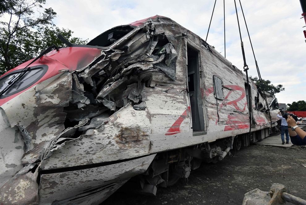 Cina : Treno deraglia, 18 morti e oltre 180 feriti | VDEO Cina : Treno deraglia, 18 morti e oltre 180 feriti | VDEO