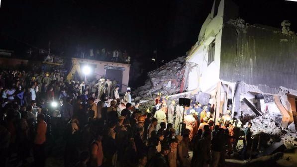 Crollo New Delhi : almeno 3 morti e 10 dispersi Crollo New Delhi : almeno 3 morti e 10 dispersi