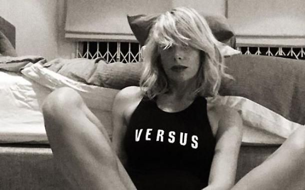 Vergognati, alla tua età! Alessia Marcuzzi a gambe aperte su Instagram