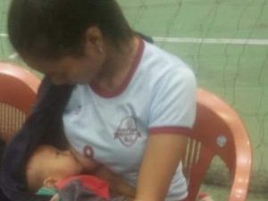 Pallavolista si fa sostituire e allatta il figlio in campo durante partita!