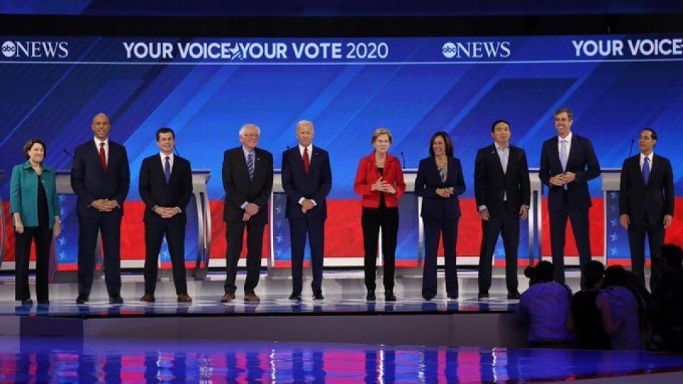 Obamacare, Warren e Sanders contro Biden