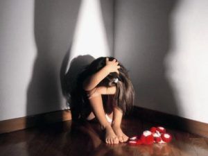 13enne costretta a prostituirsi con centinaia di uomini in una casa