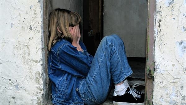 Tutto per regali e ricariche telefoniche! Facevano prostituire la figlia 13enne