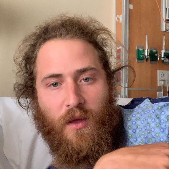 Morso da un serpente a sonagli! Il cantante Mike Posner ricoverato in ospedale