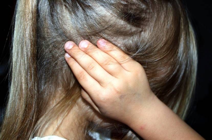 Sono uno stupido! Il piccolo costretto a ripeterlo per 100 volte