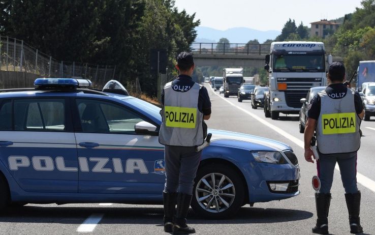 Camionista cammina completamente nudo sull'A22 : disagi in autostrada