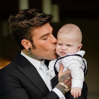 Il piccolo Leone fa disperare Fedez sul volo per Los Angeles!
