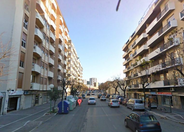 Il piccolo cammina sul cornicione di un palazzo mentre il papà giocava alle slot
