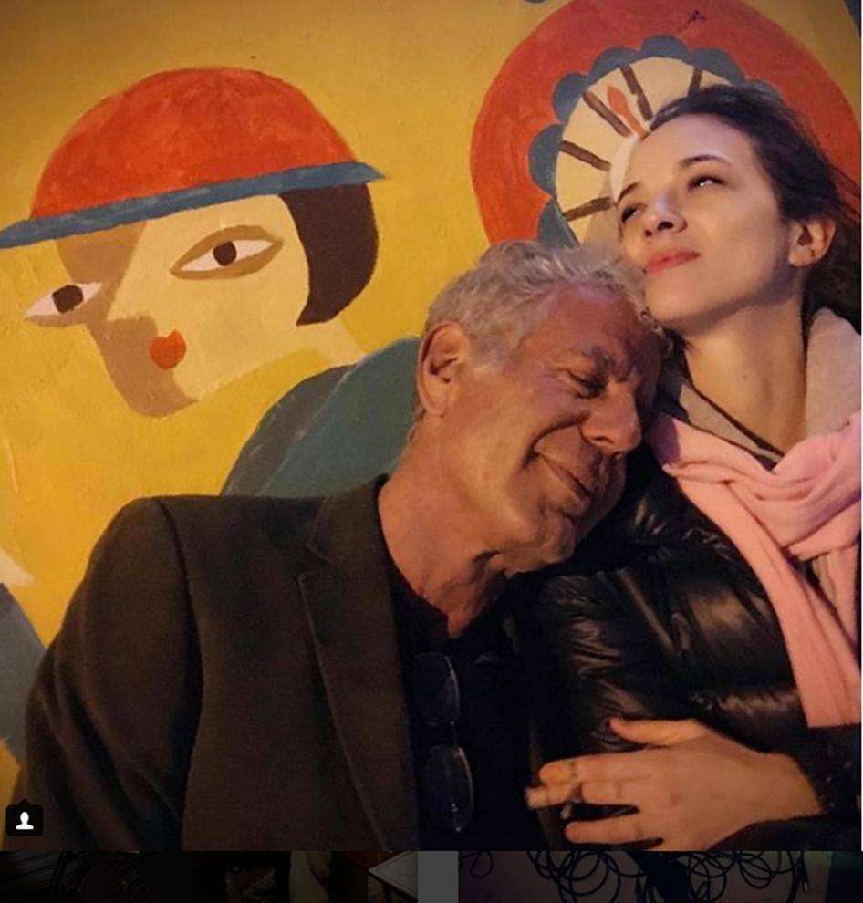 Anthony Bourdain: Lo chef compagno di Asia Argento si è tolto la vita con la cinta di un accappatoio Anthony Bourdain: Lo chef compagno di Asia Argento si è tolto la vita con la cinta di un accappatoio