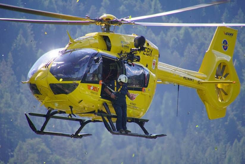 Si accascia a terra all'uscita da scuola! Il piccolo di 6 anni soccorso in condizioni disperate